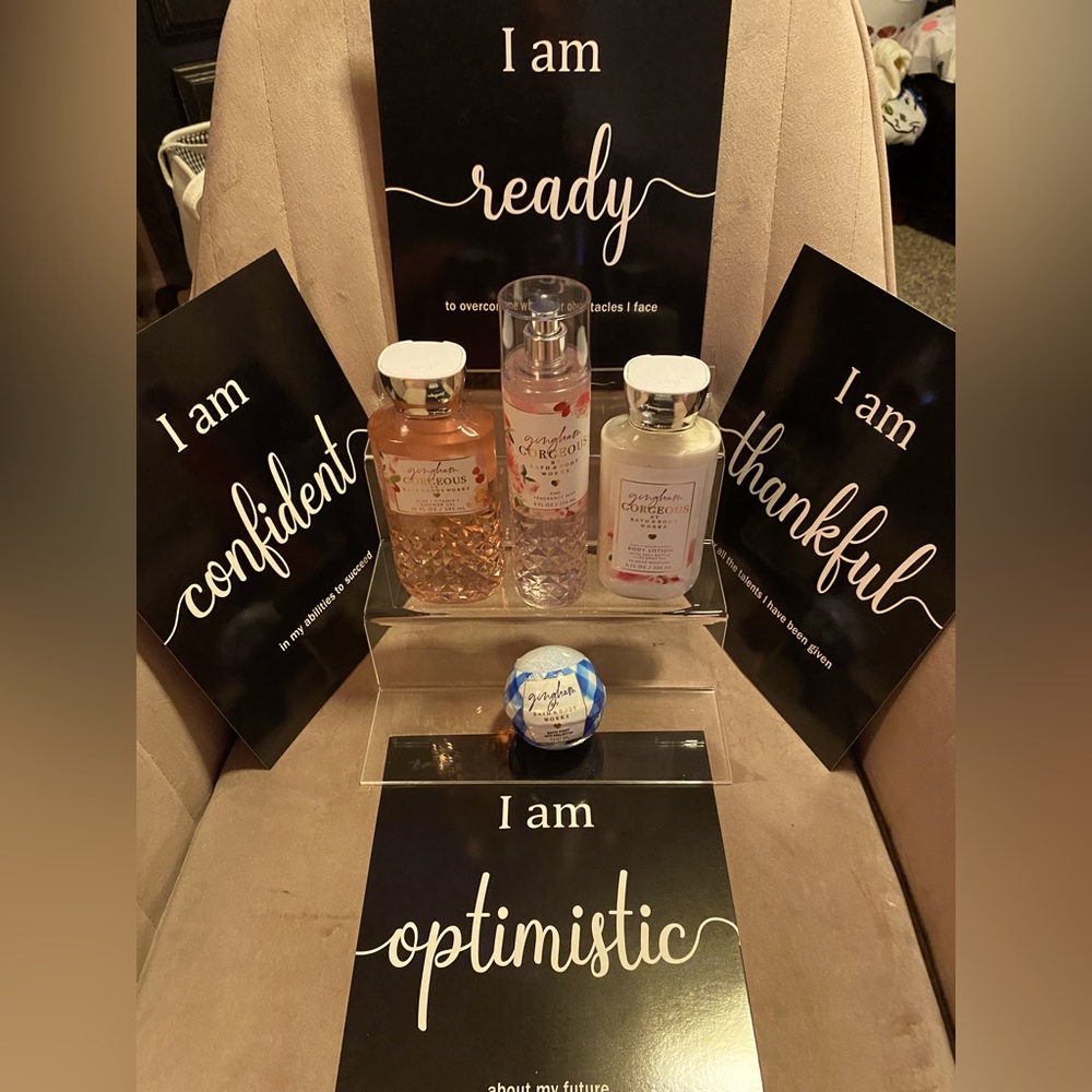 BRAND NEW “Gingham Gorgeous” by B&BW 4pc Full Sz Body Care Set-XMAS IS COMING🎁